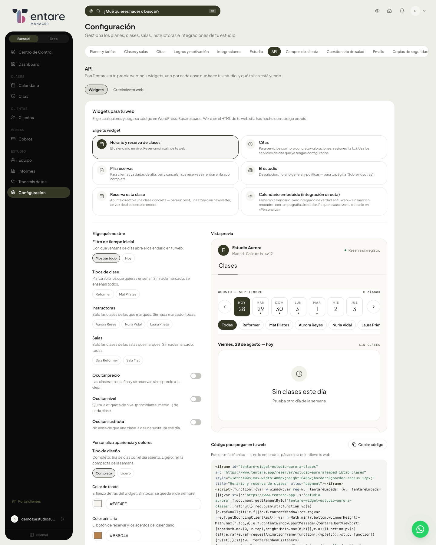 Configuración > API > Widgets: elección de widget, personalización de apariencia y colores, vista previa en directo y código para pegar en la web